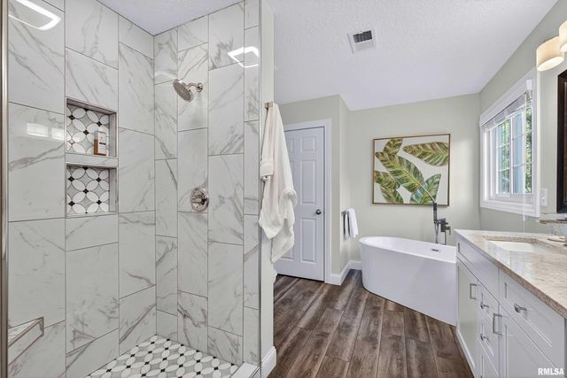 2744 ROSEHILL Avenue, Bettendorf, IA 52722