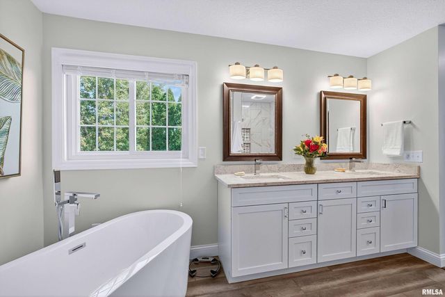 2744 ROSEHILL Avenue, Bettendorf, IA 52722