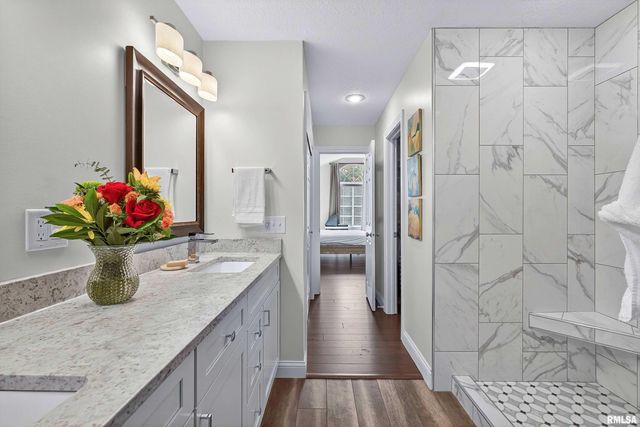 2744 ROSEHILL Avenue, Bettendorf, IA 52722