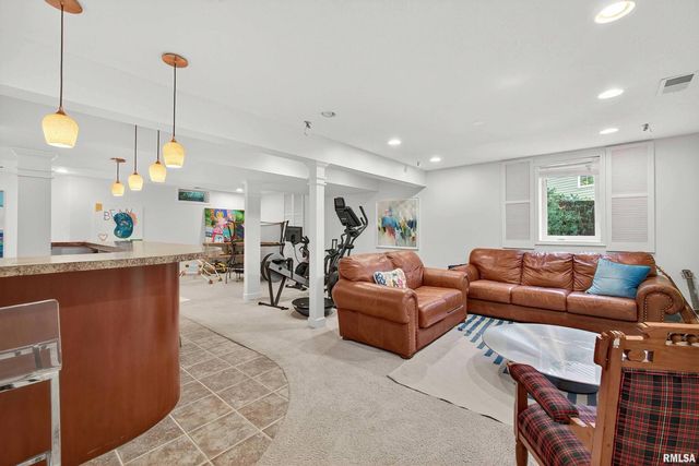 2744 ROSEHILL Avenue, Bettendorf, IA 52722