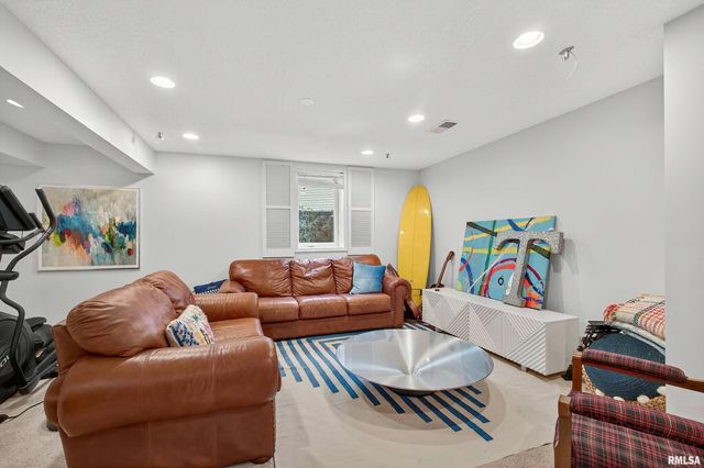 2744 ROSEHILL Avenue, Bettendorf, IA 52722