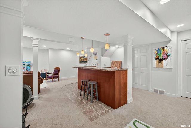 2744 ROSEHILL Avenue, Bettendorf, IA 52722