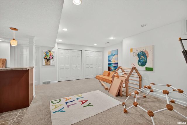 2744 ROSEHILL Avenue, Bettendorf, IA 52722