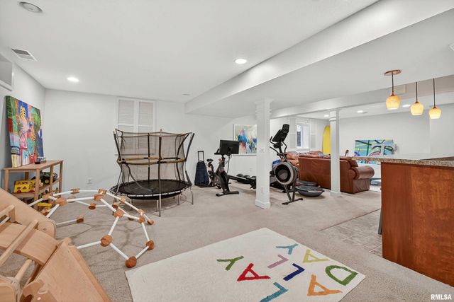 2744 ROSEHILL Avenue, Bettendorf, IA 52722