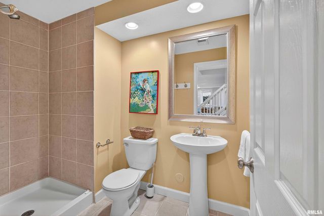 2744 ROSEHILL Avenue, Bettendorf, IA 52722