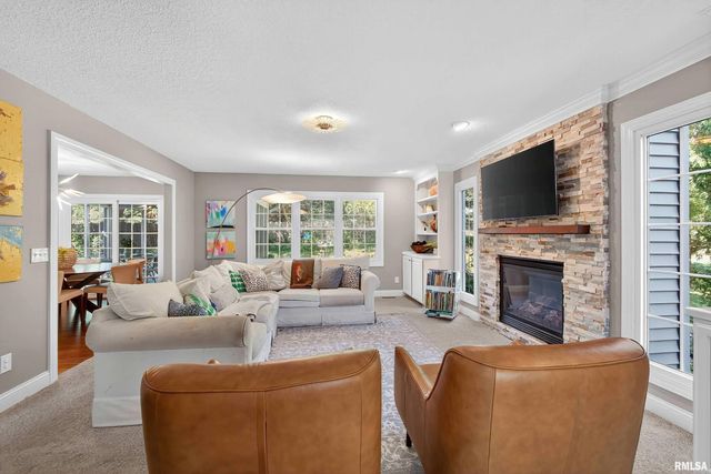 2744 ROSEHILL Avenue, Bettendorf, IA 52722