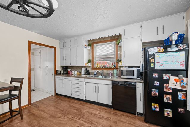 127 S Mississippi Street, Blue Grass, IA 52726