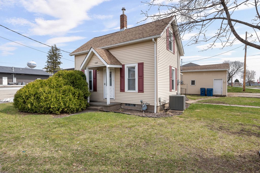 127 S Mississippi Street, Blue Grass, IA 52726