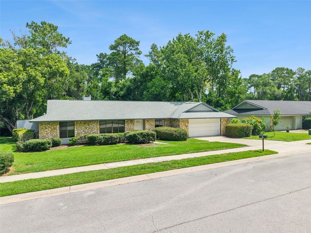 Image 2 of property listing at 211 HICKORY DRIVE, Longwood, FL 32779