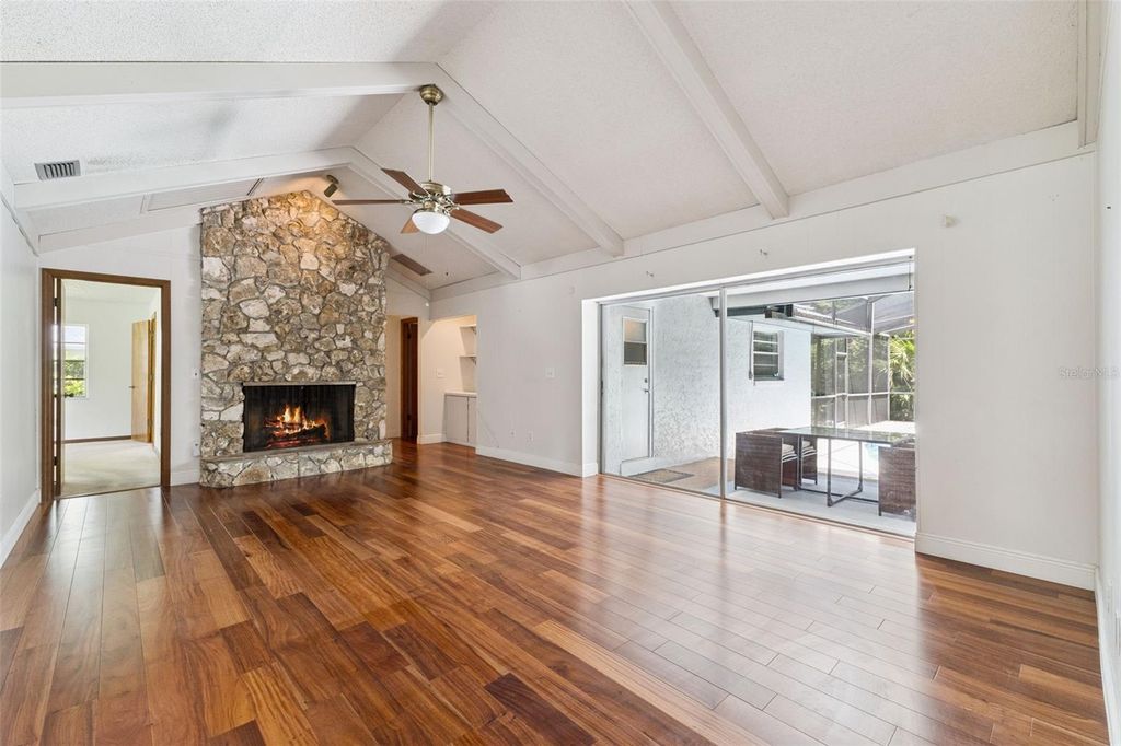Image 11 of property listing at 211 HICKORY DRIVE, Longwood, FL 32779