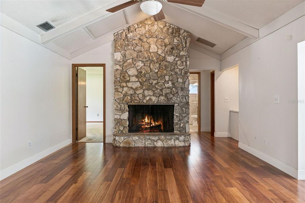 Image 12 of property listing at 211 HICKORY DRIVE, Longwood, FL 32779