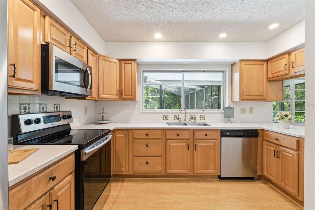 Image 16 of property listing at 211 HICKORY DRIVE, Longwood, FL 32779