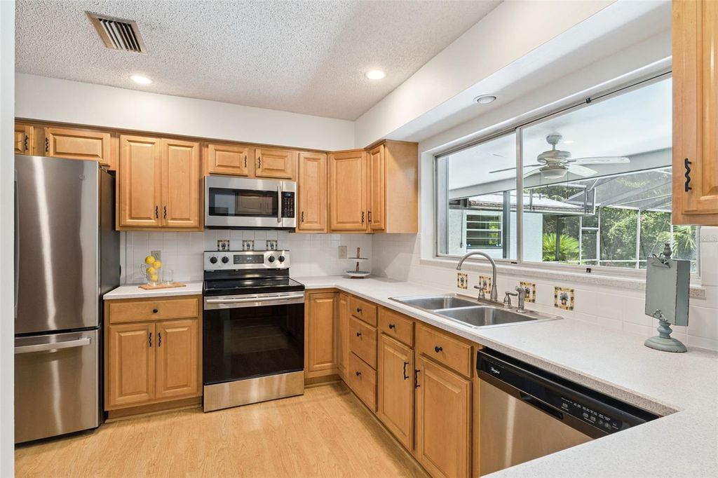 Image 17 of property listing at 211 HICKORY DRIVE, Longwood, FL 32779