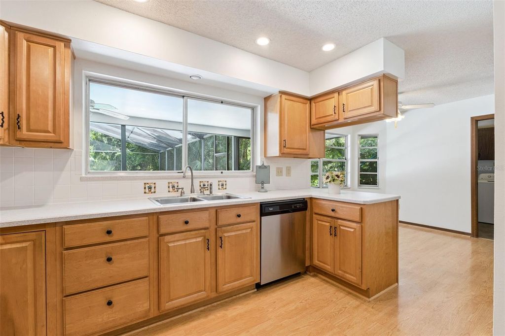 Image 18 of property listing at 211 HICKORY DRIVE, Longwood, FL 32779