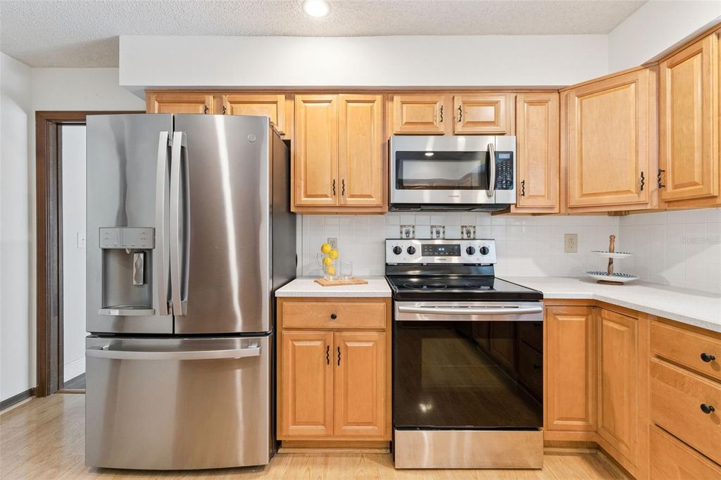 Image 19 of property listing at 211 HICKORY DRIVE, Longwood, FL 32779