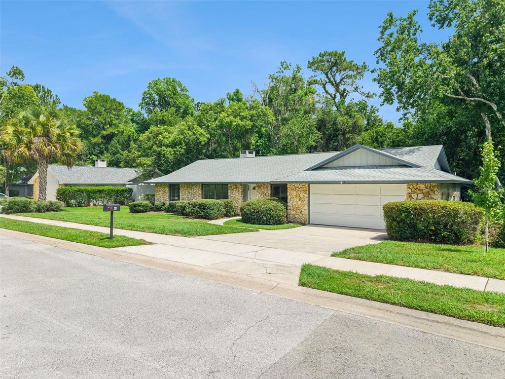 Image 3 of property listing at 211 HICKORY DRIVE, Longwood, FL 32779