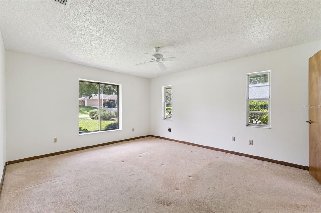 Image 23 of property listing at 211 HICKORY DRIVE, Longwood, FL 32779