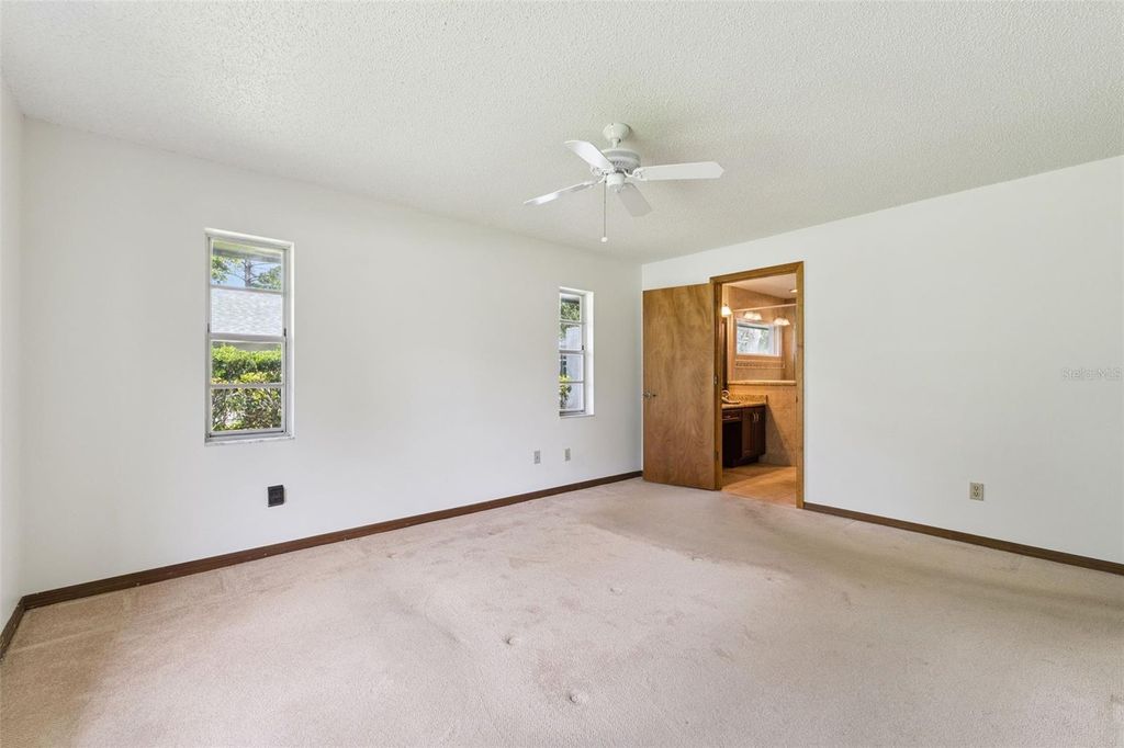 Image 24 of property listing at 211 HICKORY DRIVE, Longwood, FL 32779