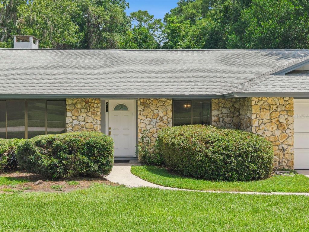 Image 4 of property listing at 211 HICKORY DRIVE, Longwood, FL 32779