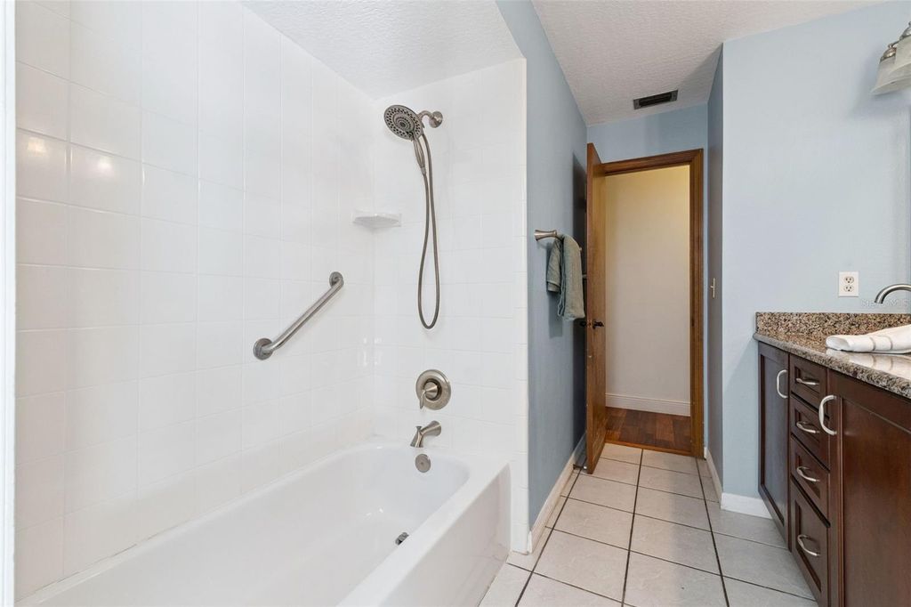 Image 31 of property listing at 211 HICKORY DRIVE, Longwood, FL 32779