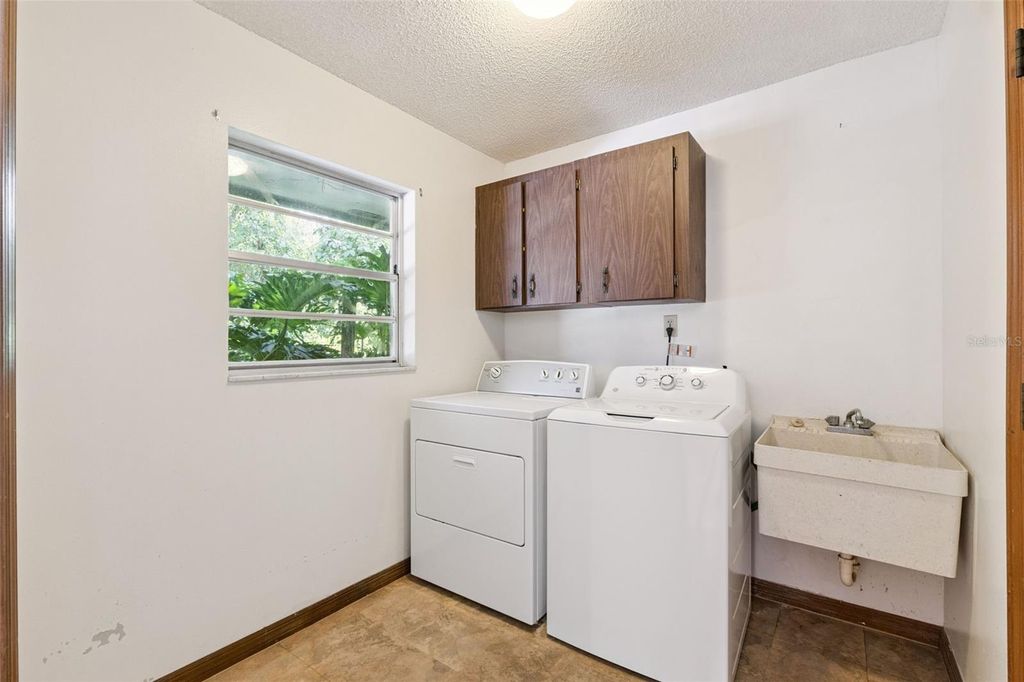 Image 33 of property listing at 211 HICKORY DRIVE, Longwood, FL 32779