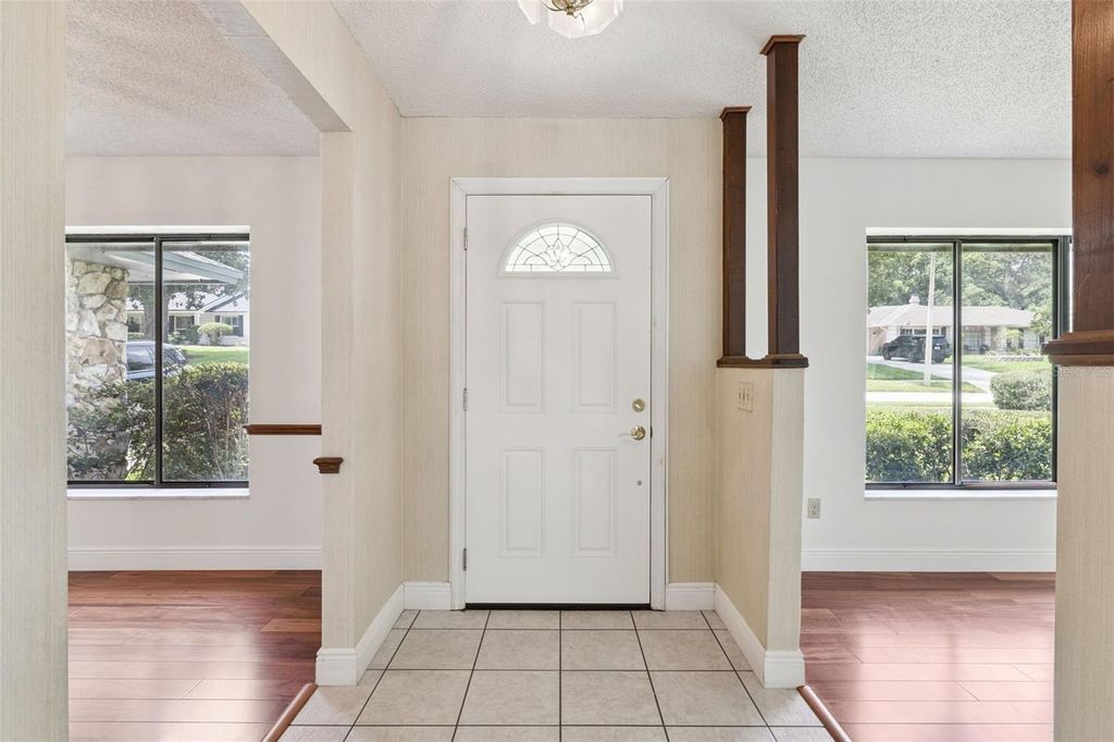 Image 5 of property listing at 211 HICKORY DRIVE, Longwood, FL 32779