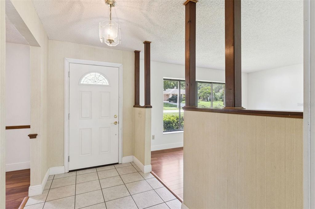 Image 6 of property listing at 211 HICKORY DRIVE, Longwood, FL 32779
