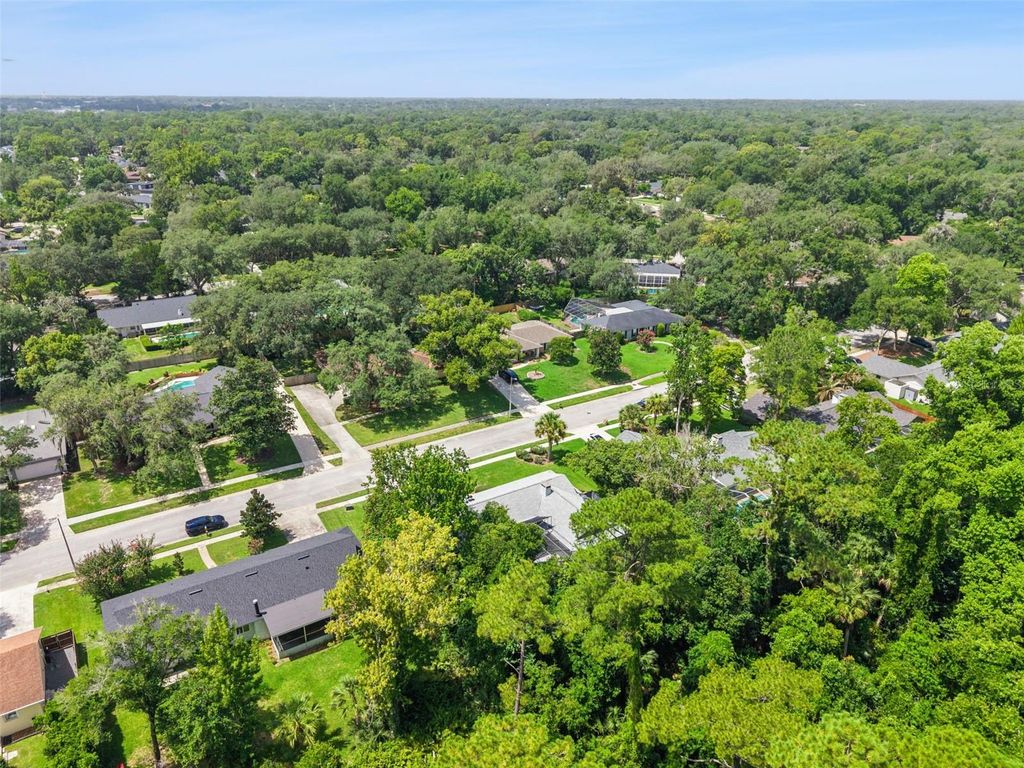 Image 51 of property listing at 211 HICKORY DRIVE, Longwood, FL 32779