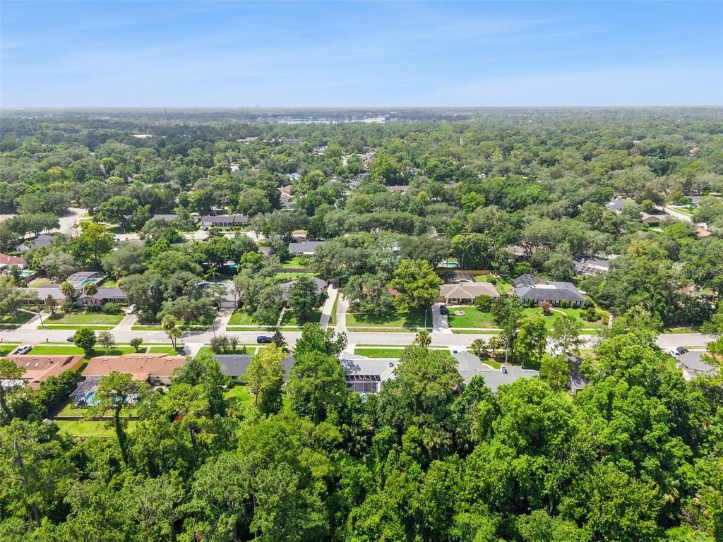 Image 54 of property listing at 211 HICKORY DRIVE, Longwood, FL 32779
