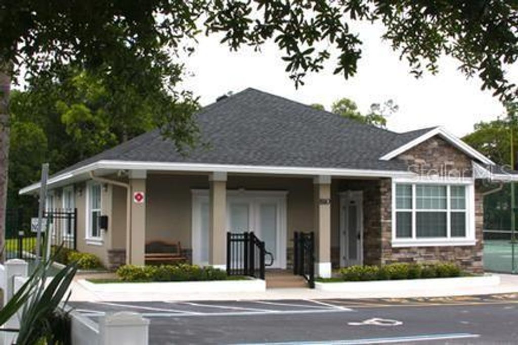 Image 55 of property listing at 211 HICKORY DRIVE, Longwood, FL 32779