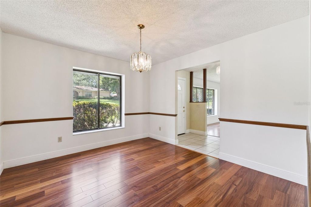 Image 9 of property listing at 211 HICKORY DRIVE, Longwood, FL 32779