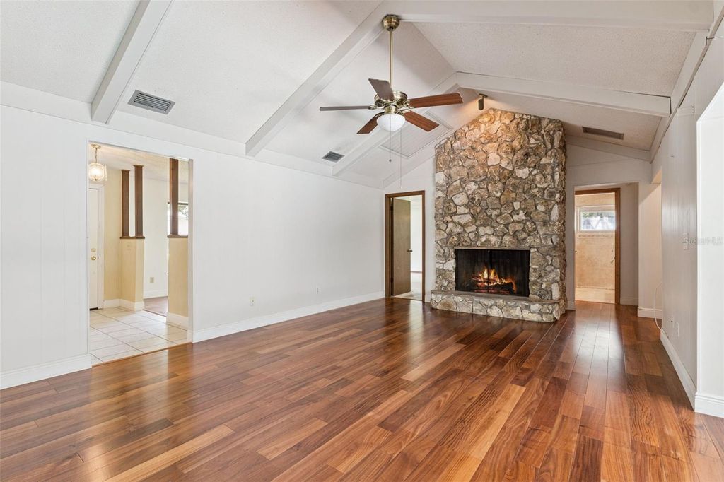 Image 10 of property listing at 211 HICKORY DRIVE, Longwood, FL 32779