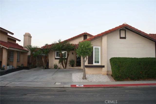 187 Mistletoe Drive, Corona, CA 92879
