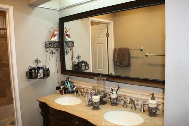 187 Mistletoe Drive, Corona, CA 92879
