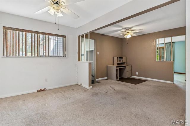 8907 Spur Lane, St Louis, MO 63121