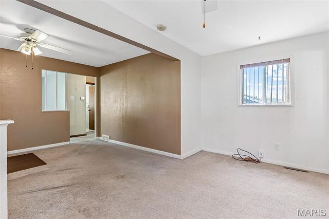 8907 Spur Lane, St Louis, MO 63121