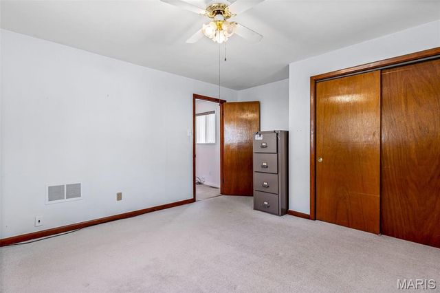8907 Spur Lane, St Louis, MO 63121