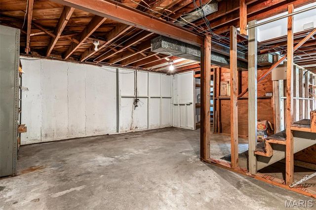8907 Spur Lane, St Louis, MO 63121