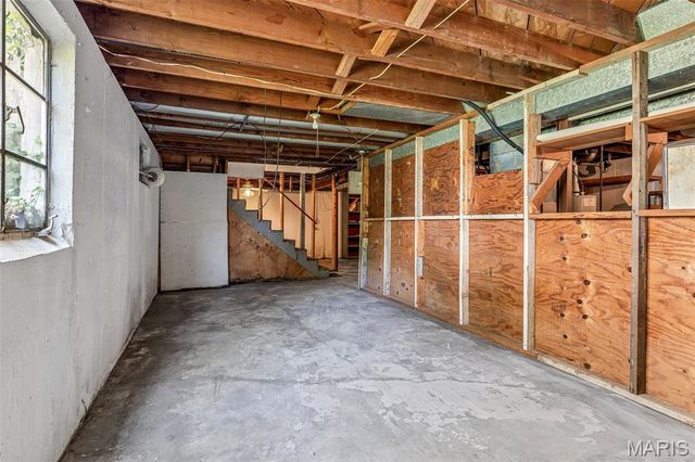 8907 Spur Lane, St Louis, MO 63121