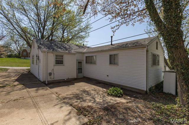 8907 Spur Lane, St Louis, MO 63121