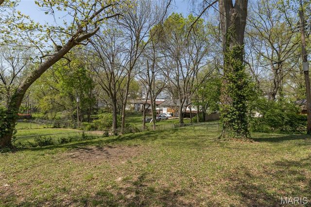 8907 Spur Lane, St Louis, MO 63121