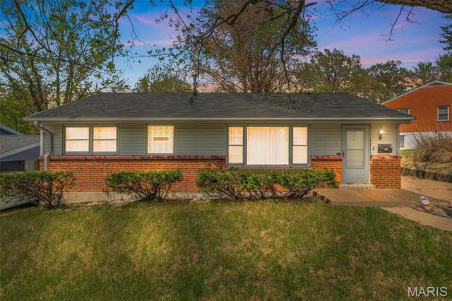 8907 Spur Lane, St Louis, MO 63121