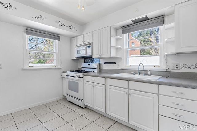 8907 Spur Lane, St Louis, MO 63121