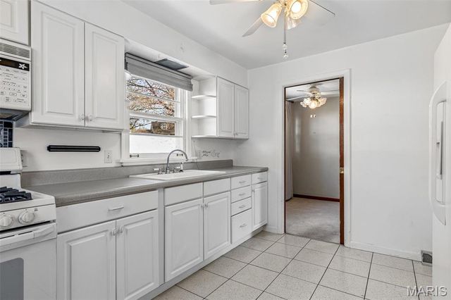 8907 Spur Lane, St Louis, MO 63121