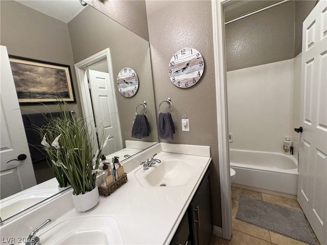 8804 Willow Cabin Street, Las Vegas, NV 89131
