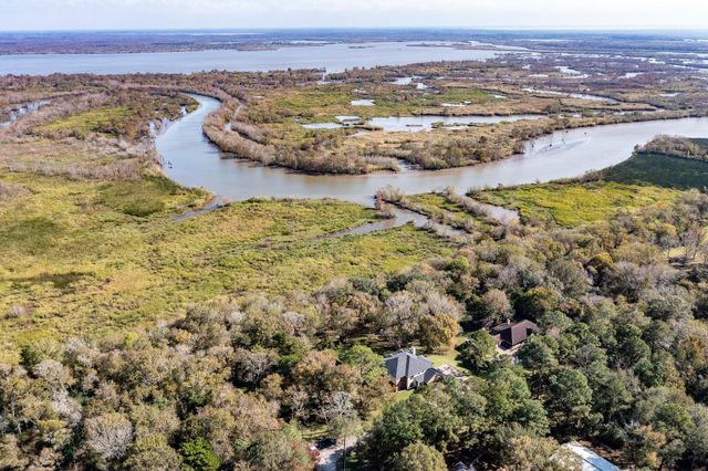 507 Oaks Grande Road, Baytown, TX 77523