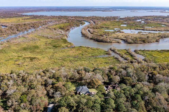 507 Oaks Grande Road, Baytown, TX 77523