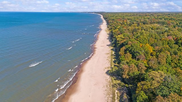 12 Meadowood Lane, Lakeside, MI 49116