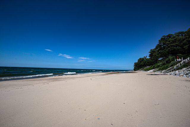 12 Meadowood Lane, Lakeside, MI 49116