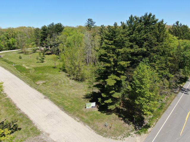 12 Meadowood Lane, Lakeside, MI 49116